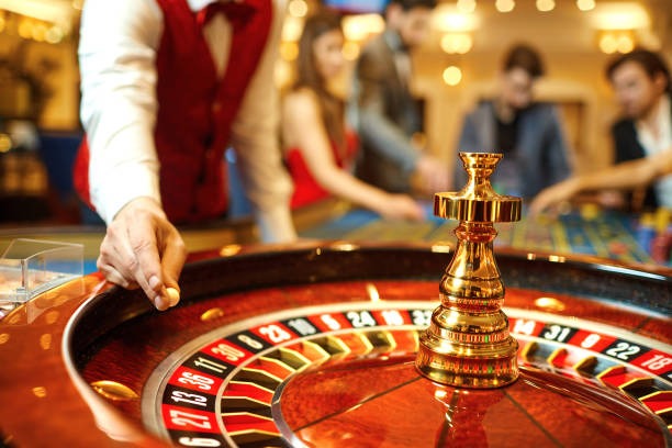 Multilingual live dealer at Pragmatic Play table responding to player chat in Indonesian